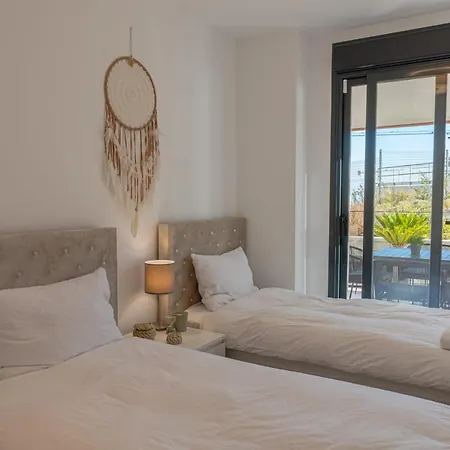 Lovely Modern In Middel Views 아파트